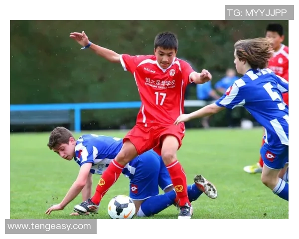 哈维西蒙斯的崛起之路:从青训小将到足球场上的闪耀明星 哈维西蒙斯的崛起之路:从青训小将到足球场上的闪耀明星