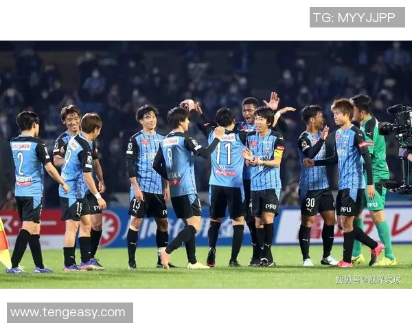 大板樱花与广岛三箭的激烈对决展现日本足球的魅力与激情 大板樱花与广岛三箭的激烈对决展现日本足球的魅力与激情